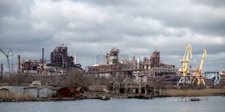 Téléchargez les photos : Destroyed buildings of the workshop of the Azovstal plant in Mariupol war in Ukraine with Russia - en image libre de droit