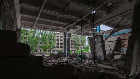 Téléchargez les photos : Dans une école détruite en guerre Ukraine - en image libre de droit