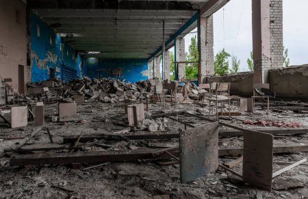 Foto de Dentro de una escuela destruida en la guerra Ucrania - Imagen libre de derechos