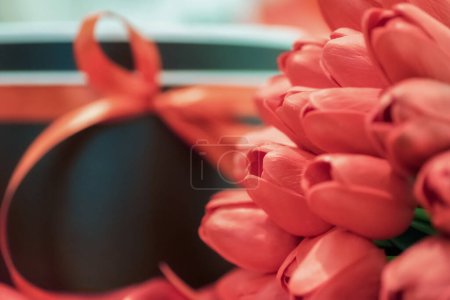 Téléchargez les photos : Cadeau surprise bouquet rouge tulipes fond romantique - en image libre de droit