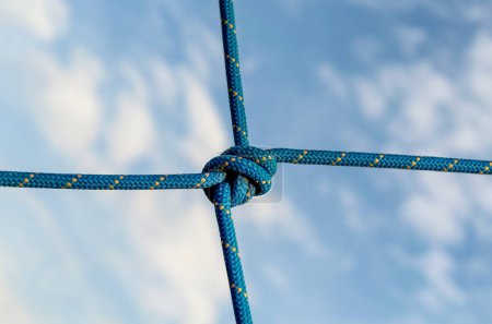 Foto de Muchas cuerdas y un gran nudo contra el cielo azul de cerca - Imagen libre de derechos