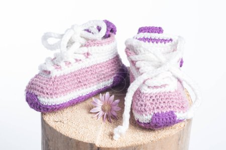 Foto de Invierno bebé de punto zapatos de lana aislados sobre fondo blanco de cerca - Imagen libre de derechos