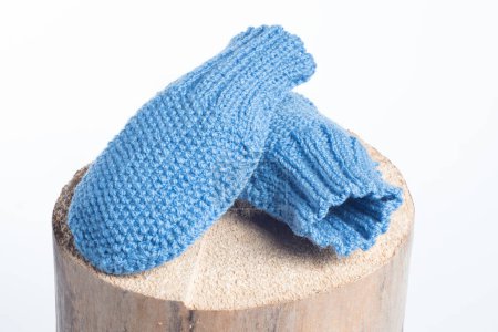 Foto de Invierno guantes de punto de lana aislados sobre fondo blanco de cerca - Imagen libre de derechos