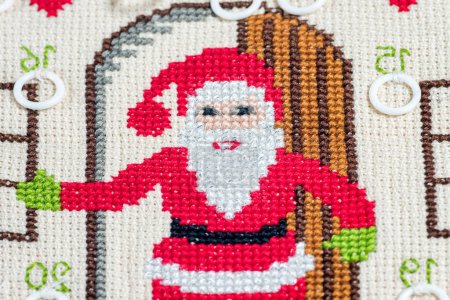 Foto de Patrón de Navidad hecho a mano ropa de lana de punto con Santa Claus de cerca - Imagen libre de derechos