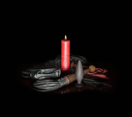 Foto de Bdsm fondo vela de cera roja con fuego y látigo de cuero con cuerda para atar - Imagen libre de derechos