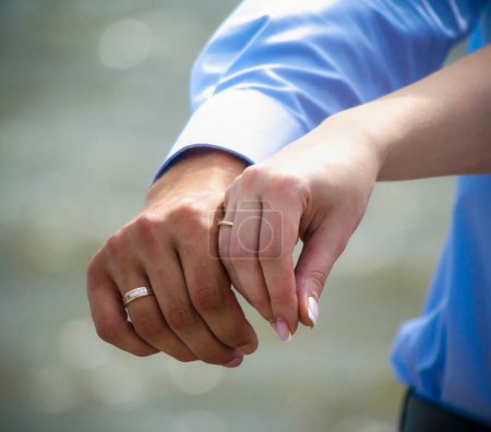 Foto de Manos de hombre y mujer casados con anillos de cerca - Imagen libre de derechos