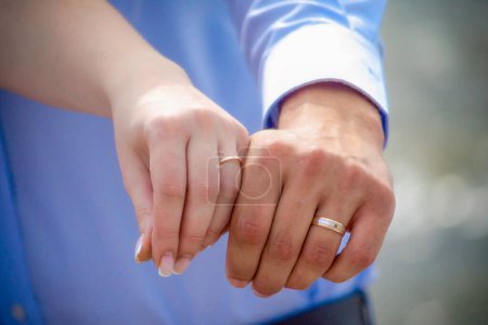 Foto de Manos de hombre y mujer casados con anillos de cerca - Imagen libre de derechos