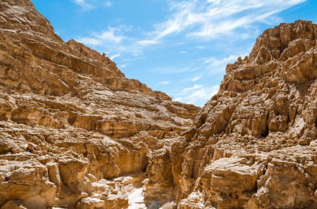 hautes montagnes rocheuses dans le désert contre le ciel bleu et les nuages blancs en Egypte Dahab
