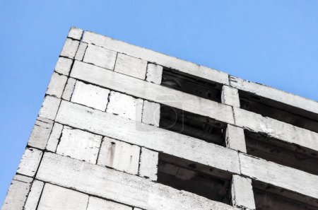 abstraktes Hintergrundfragment eines Gebäudes aus Betonsteinen