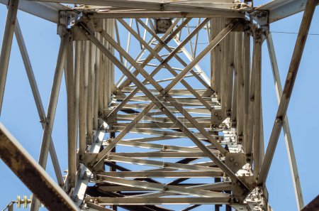 Foto de Estructura de torre de línea de alto voltaje fondo industrial - Imagen libre de derechos
