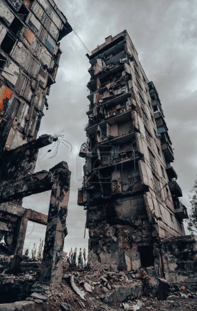 Téléchargez les photos : Destroyed and burned houses in the city Russia Ukraine war - en image libre de droit
