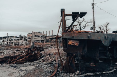 coches quemados y edificios destruidos del taller de la planta Azovstal en la guerra de Mariupol en Ucrania con Rusia