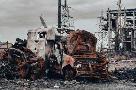 coches quemados y edificios destruidos del taller de la planta Azovstal en la guerra de Mariupol en Ucrania con Rusia