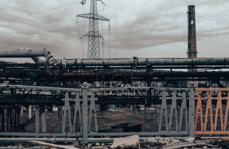 destruido edificios del taller de la planta Azovstal en la guerra de Mariupol en Ucrania con Rusia