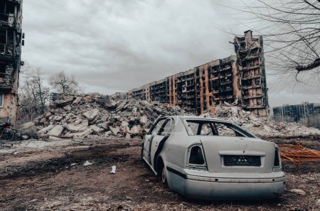 beschädigte und geplünderte Autos in einer Stadt in der Ukraine während des Krieges mit Russland