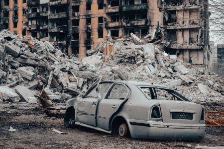 voitures endommagées et pillées dans une ville en Ukraine pendant la guerre avec la Russie