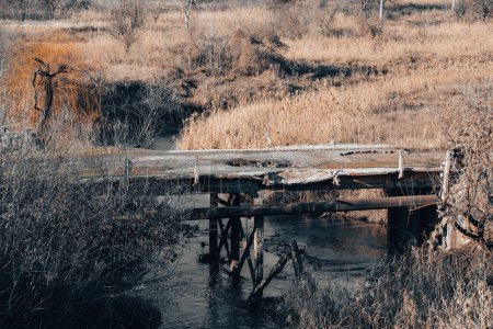 Téléchargez les photos : Pont détruit à travers la guerre fluviale en Ukraine - en image libre de droit