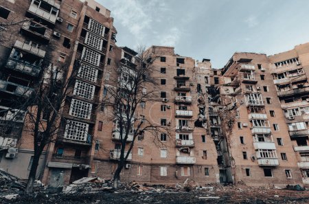 destruyó y quemó casas en la ciudad durante la guerra en Ucrania