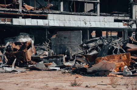 beschädigte und geplünderte Autos in einer Stadt in der Ukraine während des Krieges mit Russland
