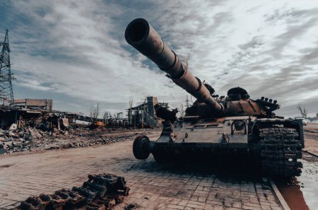 tanque militar dañado en la guerra callejera de la ciudad en Ucrania con Rusia