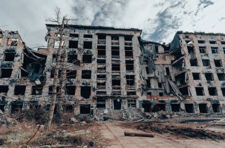 destruyó y quemó casas en la ciudad durante la guerra en Ucrania