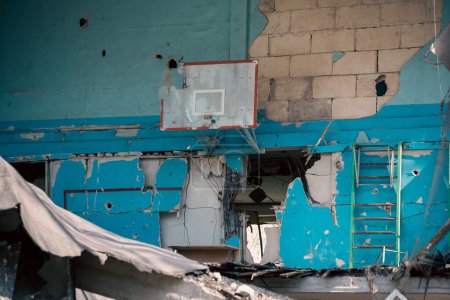 destruyó y quemó la escuela en la ciudad durante la guerra en Ucrania