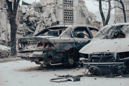 Foto de Damaged and looted cars in a city in Ukraine during the war with Russia - Imagen libre de derechos
