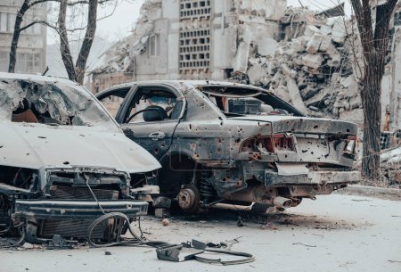 coches dañados y saqueados en una ciudad de Ucrania durante la guerra con Rusia