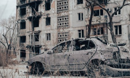 Foto de Coches dañados y saqueados en una ciudad de Ucrania durante la guerra con Rusia - Imagen libre de derechos