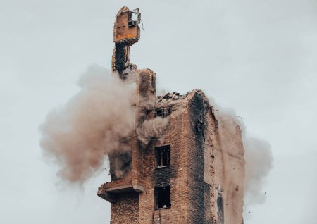 golpe y explosión de un misil militar de combate en una guerra de edificios residenciales en Ucrania con Rusia