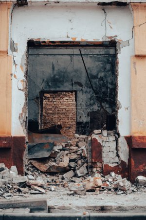 Téléchargez les photos : Destroyed and burned houses in the city during the war in Ukraine - en image libre de droit
