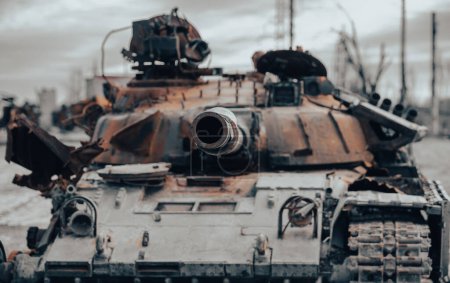 tanque militar dañado en la guerra callejera de la ciudad en Ucrania con Rusia