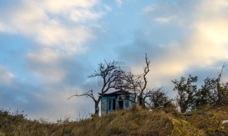 Foto de Vieja casa embrujada azul arruinada en la montaña - Imagen libre de derechos