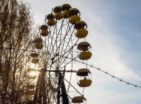 fil barbelé et cabines vieille roue de carrousel dans un parc d'attractions abandonné à Tchernobyl Ukraine en automne

