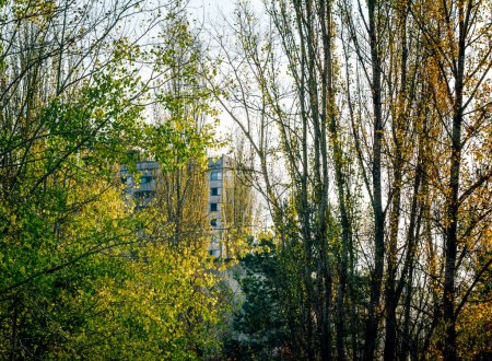 alte leere große Haus auf der Straße der verlassenen Stadt Tschernobyl Ukraine im Herbst