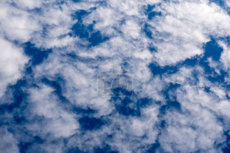 Téléchargez les photos : Fond motif ciel bleu jour avec des nuages blancs - en image libre de droit