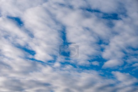 Téléchargez les photos : Fond motif ciel bleu jour avec des nuages blancs - en image libre de droit