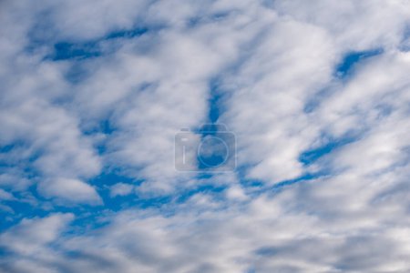 fond motif ciel bleu jour avec des nuages blancs
