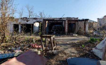 zerstörte und niedergebrannte Häuser in der Stadt während des Krieges in der Ukraine