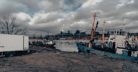 Alte beschädigte Schiffe im Hafen ohne Menschen während des Krieges zwischen der Ukraine und Russland