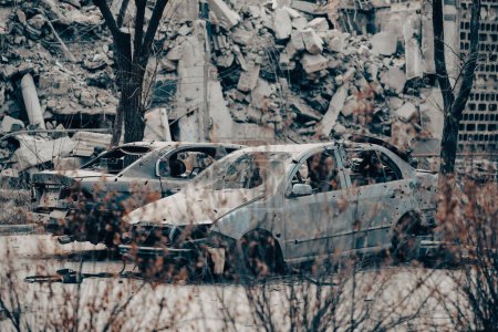 coches dañados y saqueados en una ciudad de Ucrania durante la guerra con Rusia