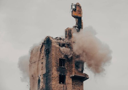 Einschlag und Explosion einer Kampfrakete in einem Wohnhaus Krieg in der Ukraine mit Russland