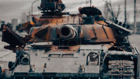 char militaire endommagé sur la guerre de rue de la ville en Ukraine avec la Russie