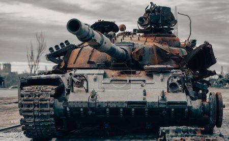 Beschädigter Militärpanzer auf der Straße der Stadt Krieg in der Ukraine mit Russland