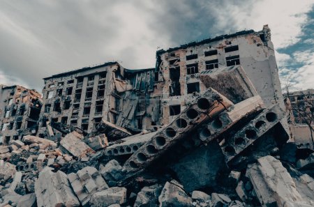 détruit et brûlé des maisons dans la ville pendant la guerre en Ukraine