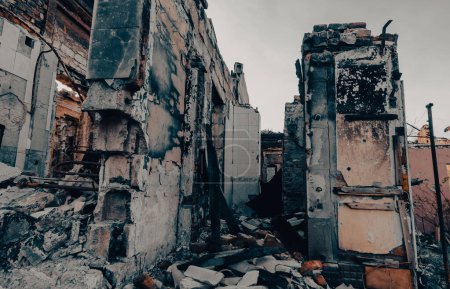Téléchargez les photos : À l'intérieur d'une maison endommagée guerre en Ukraine - en image libre de droit