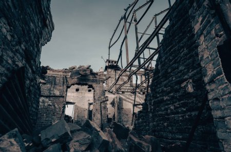 Téléchargez les photos : À l'intérieur d'une maison endommagée guerre en Ukraine - en image libre de droit