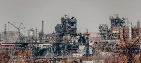 destruido edificios del taller de la planta Azovstal en la guerra de Mariupol en Ucrania con Rusia
