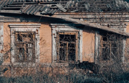 Téléchargez les photos : Fenêtres vides d'une maison endommagée guerre en Ukraine - en image libre de droit