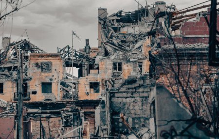 Straße der beschädigten Stadt ohne Menschen Krieg in der Ukraine